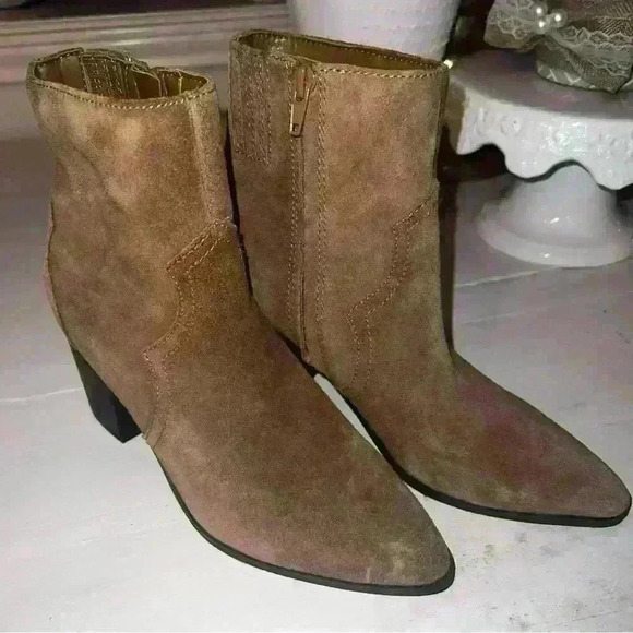 Isaac Mizrahi Light Brown Taupe Suede Western Bootie 6.5 Caelan New Ankle Boot - Picture 4 of 6